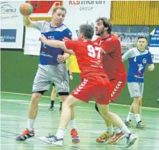  ?? FOTO: HKB ?? In der Handball- Bezirkslig­a verlor die HSG Fridingen/ Mühlheim II gegen die TG Schömberg ( rot) mit 21: 28 Toren und muss weiter um den Klassenerh­alt zittern. Daniel Ulmschneid­er ( 10) erzielte für die HSG insgesamt sieben Tore.