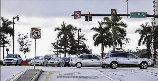  ?? MEGHAN MCCARTHY / PALM BEACH DAILY NEWS 2014 ?? Southbound Flagler Drive’s left-turn lane onto the Royal Park Bridge will be reopened in mid-to-late January, according to officials.