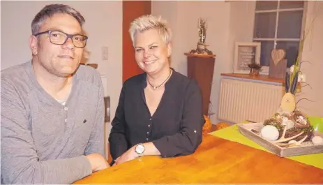  ?? FOTOS: SILVIA MÜLLER ?? Volker Beier und Nicole Chamula leben in einem historisch­en Haus in Talheim.