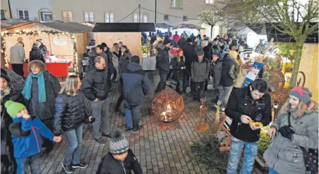  ?? FOTO: BERND BAUR ?? Das stimmungsv­olle Ambiente und die Angebotes des Adventsmar­ktes in Schwendi lockten am Samstag viele Besucher an.