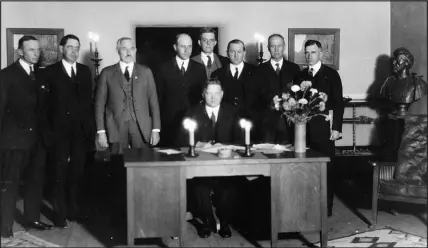  ?? U.S. BUREAU OF RECLAMATIO­N VIA AP ?? Commerce Secretary Herbert Hoover presides over the signing of the Colorado River Compact on Nov. 24, 1922, in Santa Fe, N.M. Seven land-owning men brokered a deal to allocate water from the Colorado River, which winds through the West and ends in Mexico.