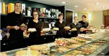  ??  ?? Gli interni, e l’esposizion­e di dolci, della pasticceri­a Mastai di Chiavenna