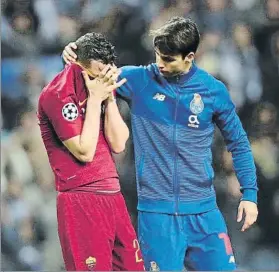  ?? FOTO: AP ?? Óliver Torres consuela a Florenzi, el autor del penalti que decidió el partido