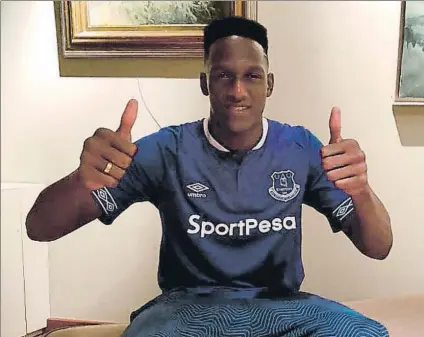  ?? FOTO: R. TORELLÓ ?? Yerry Mina posa para MD con su nueva equipación del Everton en su casa de Barcelona