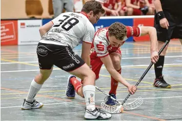  ?? Archivfoto: Thorsten Jordan ?? Tobias Hutter (rechts) kann mit den Floorballe­rn der Red Hocks noch auf den 5. Tabellenpl­atz klettern – aber nur, wenn die Kau feringer ihr letztes Spiel zu Hause gegen Schenefeld am Samstag gewinnen.