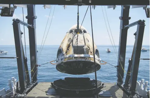  ?? NASA / BILL INGALLS / HANDOUT VIA REUTERS ?? The SpaceX Crew Dragon Endeavour spacecraft is lifted onto the SpaceX GO Navigator recovery ship shortly after safely splashing down with NASA
astronauts Robert Behnken and Douglas Hurley onboard in the Gulf of Mexico off the coast of Pensacola, Fla., on Sunday.