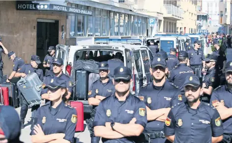  ??  ?? Los alrededor de 400 policías nacionales alojados en dos hoteles de Pineda de Mar, Barcelona, dejaron los lugares, en medio de gritos de apoyo y de rechazo.