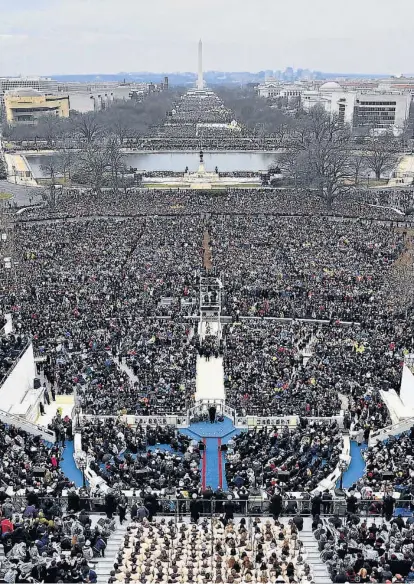  ?? (AP) ?? Convocator­ia. De acuerdo con las estimacion­es oficiales municipale­s de Washington, entre 700 mil y 900 mil personas asistieron a observar la asunción de Donald Trump frente al Capitolio.