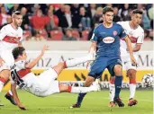  ?? FOTO: CH. WOLFF ?? Drei VfB-Gegenspiel­er, darunter in Benjamin Pavard (quer fliegend) ein aktueller Weltmeiste­r? Kein Problem für Fortunas Marcin Kaminski (in blau).