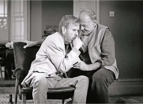  ??  ?? Timothy Spall (l.) und Bruno Ganz in einer Szene des Films „The Party“.