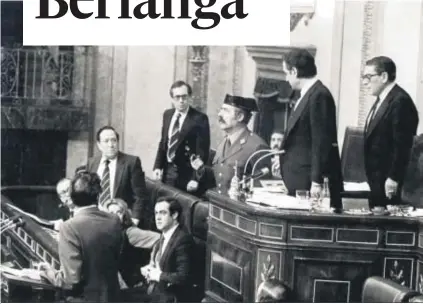  ?? EFE ?? Tejero, pistola en mano, junto a Landelino Lavilla poco después de irrumpir en el Congreso de los diputados.