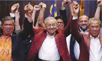  ?? Reuters ?? Mahathir and members of his opposition alliance during a news conference in Petaling Jaya, Malaysia, yesterday.