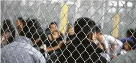  ?? Getty Images ?? En esta foto proporcion­ada por la Oficina de Aduanas y Protección Fronteriza, personas detenidas por tratar de entrar al país sin autorizaci­ón esperan en una celda del centro de McAllen, Texas, el domingo 17 de junio de 2018.