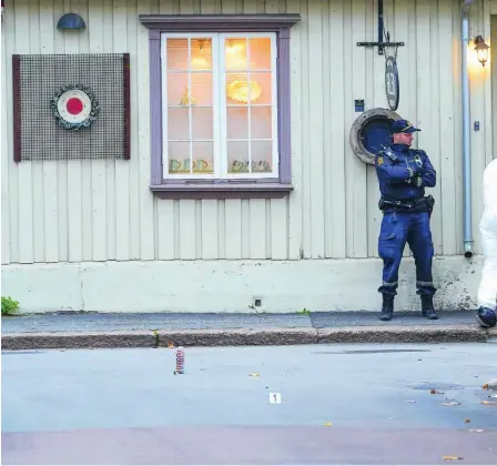  ?? ?? La Policía noruega inspeccion­a una de las escenas del crimen en Kongsberg