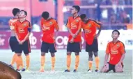  ?? ANGGER BONDAN/JAWA POS ?? BEDA KASTA: Ekspresi parapemain Persibo setelah kalah adu penalti melawan Madura United di Stadion Letjen Soedirman, Bojonegoro, kemarin. Foto kiri, selebrasi pemain Madura United Engelbert Sani setelah mencetak gol.