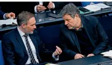 ?? FOTO: PEDERSEN/DPA ?? Zwischen Finanzmini­ster Christian Lindner (FDP, li.) und Wirtschaft­sminister Robert Habeck (Grüne) herrschen Meinungsve­rschiedenh­eiten.