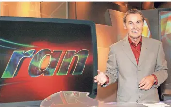  ??  ?? Jörg Wontorra moderiert in der damals neuen Studio-Dekoration am 7. September 2001 die Sat1-Sportsendu­ng „ran“. Durch „ran“, den Sport1-„Doppelpass“und die ARD-„Sportschau“wurde Wontorra bekannt.