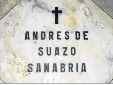  ??  ?? Lápida sepulcral del caballero gibraltare­ño Andrés de Suazo Sanabria, que vivió a mediados del siglo XVI.