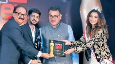  ??  ?? The award was given to Ashish Holidays and received by its Directors Alpesh Jethwa and Bhavish Jethwa