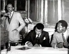  ?? COURTESY OF CHARLES R. PUGH JR. ?? Sen. Leroy Johnson (left), the first African American elected to Georgia’s upper chamber since Reconstruc­tion, joins boxer Muhammad Ali and baseball great Hank Aaron in Atlanta in 1970.