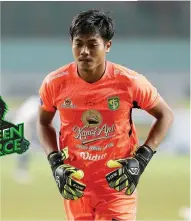  ?? SALMAN TOYIBI/JAWA POS ?? PETIK PENGALAMAN: Ekspresi kekecewaan kiper Persebaya Andhika Ramadhani ketika gawangnya kebobolan saat melawan PSIS Semarang.