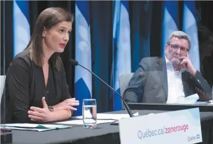  ?? JACQUES BOISSINOT LA PRESSE CANADIENNE ?? La ministre responsabl­e de la région de Québec, Geneviève Guilbault, enjoint les citoyens de la région de la capitale à respecter les règles sanitaires pour éviter des ruptures de service dans les hôpitaux. On la voit ici en compagnie du maire Régis Labeaume.