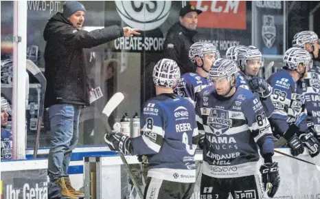  ?? FOTO: ALEXANDER HOTH ?? Auch in der kommenden Saison gibt Trainer Stefan Wiedmaier (li.) die Kommandos beim Eishockey-Oberligist­en EV Lindau Islanders.