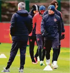  ?? Reuters ?? Manchester United’s Wayne Rooney and manager Jose Mourinho (left) during training on Tuesday.