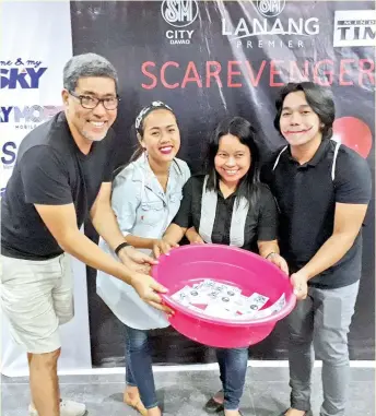  ?? CONTRIBUTE­D PHOTO ?? SCAREVENGE­R CHAMPS. From left, Sun.Star Davao columnist Jinggoy Salvador, reporter Juliet Revita, editor Cristina Alivio and sports reporter Adam B. Morrell receive their SM gift certificat­es after topping the Scarevenge­r VI Bowling Competitio­n held at...