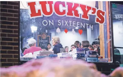  ?? FOTO: AP ?? Die Kandidatin Elizabeth Warren (Zweite von links im blauen Pullover) trifft sich in einem Café in Cedar Rapids mit ihren örtlichen Wahlkampfh­elfern.