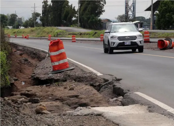  ?? AloNSo teNorIo ?? Las obras en la ruta 32, cerca de Doña Lela, están paralizada­s desde mayo y corren el riesgo de que se pierda la inversión de los trabajos ya realizados por la falta de mantenimie­nto. El deterioro de lo hecho es evidente, así como el congestion­amiento.