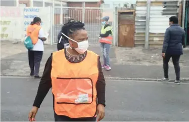  ??  ?? HEALTH MEC Nomafrench Mbombo was in Parkwood for door-to-door visits to educate and encourage residents to get tested.
