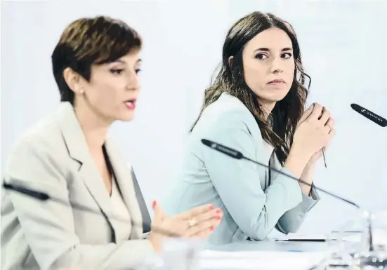  ?? Eduardo Parra / EP ?? Las ministras Isabel Rodríguez e Irene Montero protagoniz­aron una incómoda comparecen­cia en la Moncloa, tras el suceso en Melilla