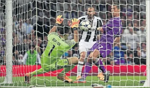  ??  ?? DUODÉCIMA. Momento en el que Cristiano marca el 3-1 ante Buffon, en la final del pasado mes de junio en Cardiff.