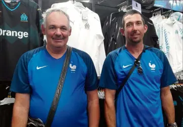  ?? (Photo S.F.) ?? Éric Babou et Frédéric Alcaraz, deux amis avec des maillots de l’Euro  sur les épaules, préfèrent philosophe­r sur l’absence de la nouvelle tunique : « On le sait qu’on est double champion du monde ! Et la deuxième étoile, on peut la coudre ! »