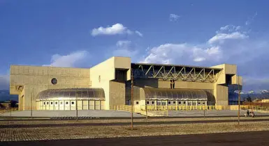  ?? ?? Il Palasport L’esterno del Palazzetto dello Sport di Verona, dove il 20 novembre, a partire dalle 20.30, si giocherann­o le semifinali de «La Grande Sfida», evento organizzat­o da Ernesto De Filippis con le leggende del tennis internazio­nale di tennis