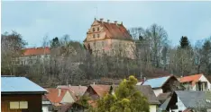  ??  ?? Blick auf das Osterberge­r Schloss, das hoch über dem Ort weithin sichtbar ist.