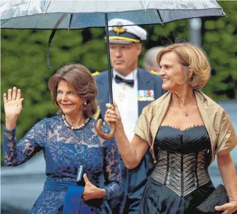 ?? FOTOS: DPA ?? Prominenz auf dem roten Teppich: Königin Silvia von Schweden (links) und Karin Seehofer treffen zur Eröffnung der Bayreuther Festspiele ein.