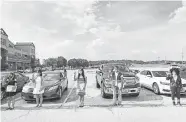  ?? /AP ?? Varios inmigrante­s juran lealtad durante una ceremonia de naturaliza­ción realizada en un estacionam­iento de Des Moines, Iowa.