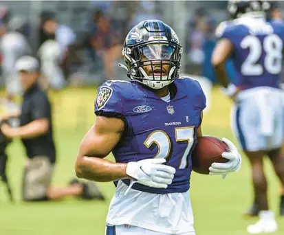  ?? KEVIN RICHARDSON/BALTIMORE SUN ?? Ravens running back J.K. Dobbins passed his physical Monday and participat­ed in positional and individual drills without a brace on his left knee.