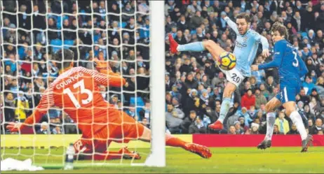  ?? REUTERS ?? ▪ Manchester City's Bernardo Silva scores the allimporta­nt goal against Chelsea at the Etihad Stadium in Manchester on Sunday.