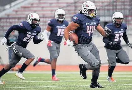  ?? COURTESY OF LACKAWANNA COLLEGE ?? KeShaun Moore, with the ball, helped lead Lackawanna to the junior college national title game last year and will attend Liberty in the fall.