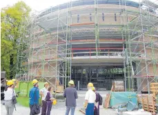  ?? FOTO: ANSGAR KÖNIG ?? Noch ist das neue Globe- Theater in Schwäbisch Hall eingerüste­t. Im Januar 2019 soll der Neubau fertig sein.