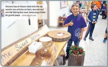  ?? —photo Michel Lamy ?? Vincent Sauvé-Rozon était très fier de vendre ses articles en bois, oeuvres qui ont été fabriquées avec beaucoup d’aide de grand-papa.