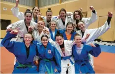  ?? ?? Mit Franziska Mayr (mittlere Reihe, Zweite von links) als Trainerin starten die Judodamen der Sportfreun­de Friedberg erstmals in der Landesliga.