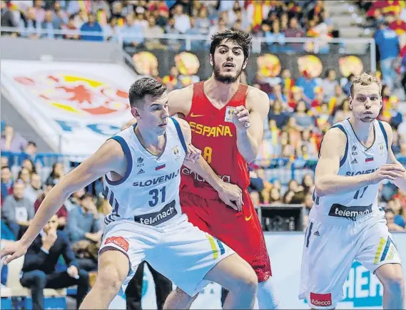  ?? FOTO: FEB ?? El español Edgar Vicedo, entre los internacio­nales de Eslovenia Vlatko Cancar (Burgos) y Jaka Blazic (Barça). Eslovenia y España están en el mismo grupo del pre-Mundial