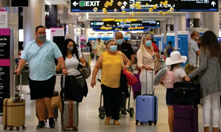  ?? Photograph: Miami Herald/TNS ?? More than 1 million people traveled on planes in the US on a single day ahead of Thanksgivi­ng amid coronaviru­s pandemic.