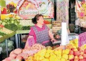  ?? Foto ?? Comerciant­es del Agropecuar­io reconocen que padres de familia tienen en este momento enormes gastos por regreso a clases.José María Vázquez