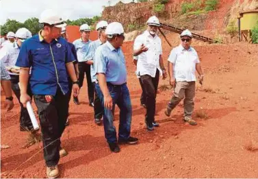  ?? BERNAMA PIC ?? Water, Land and Natural Resources Minister Dr Xavier Jayakumar (second from right) visiting a bauxite mining site in Pahang yesterday.