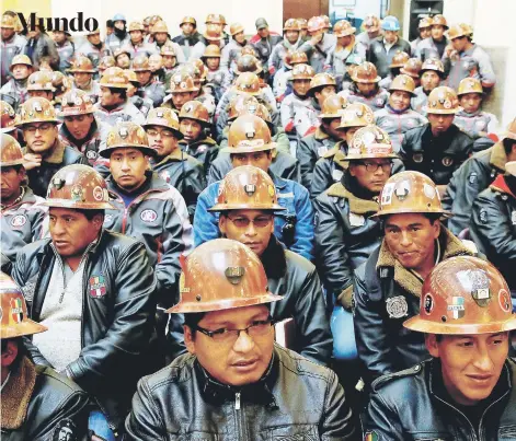  ?? FOTO: REUTERS ?? Trabajador­es de la mina estatal Colquiri asisten a una ceremonia en La Paz, ayer.